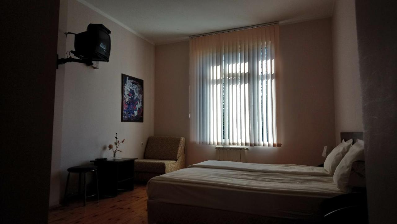 Семеен Хотел "Невен" Momin Prohod Exterior foto